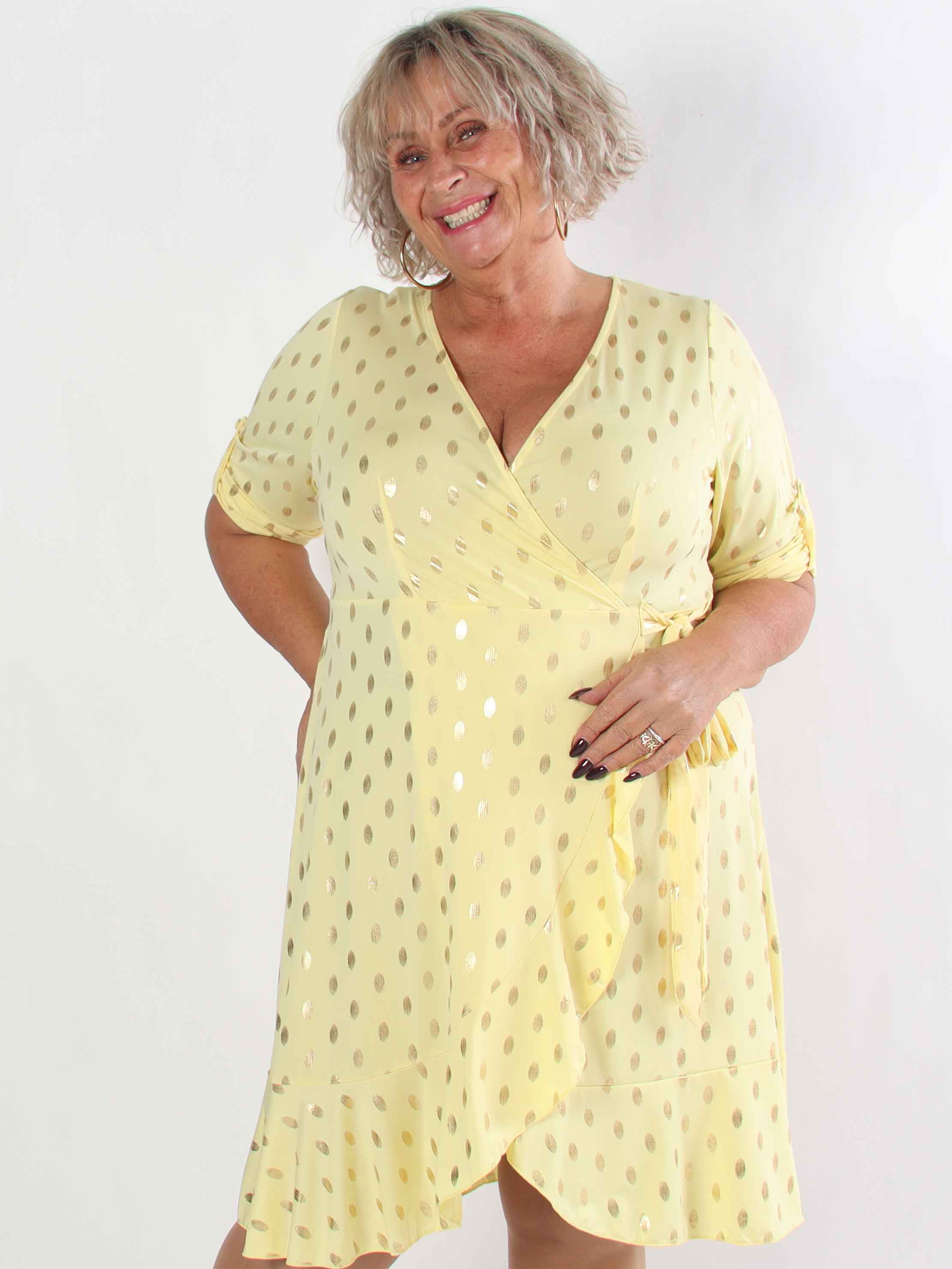 Savina Gold - Elastisk plus size kjole i slå-om-look med guld dutter